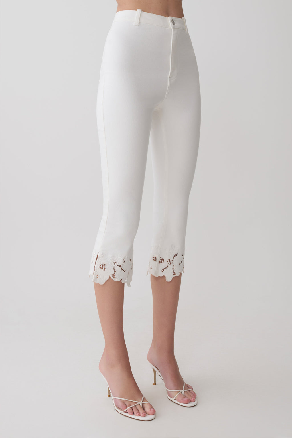 Spijkerdriekwartsbroek met bloemenborduursel - wit