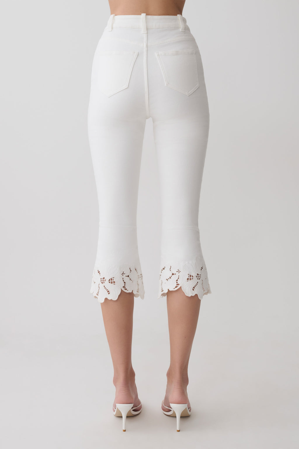 Spijkerdriekwartsbroek met bloemenborduursel - wit