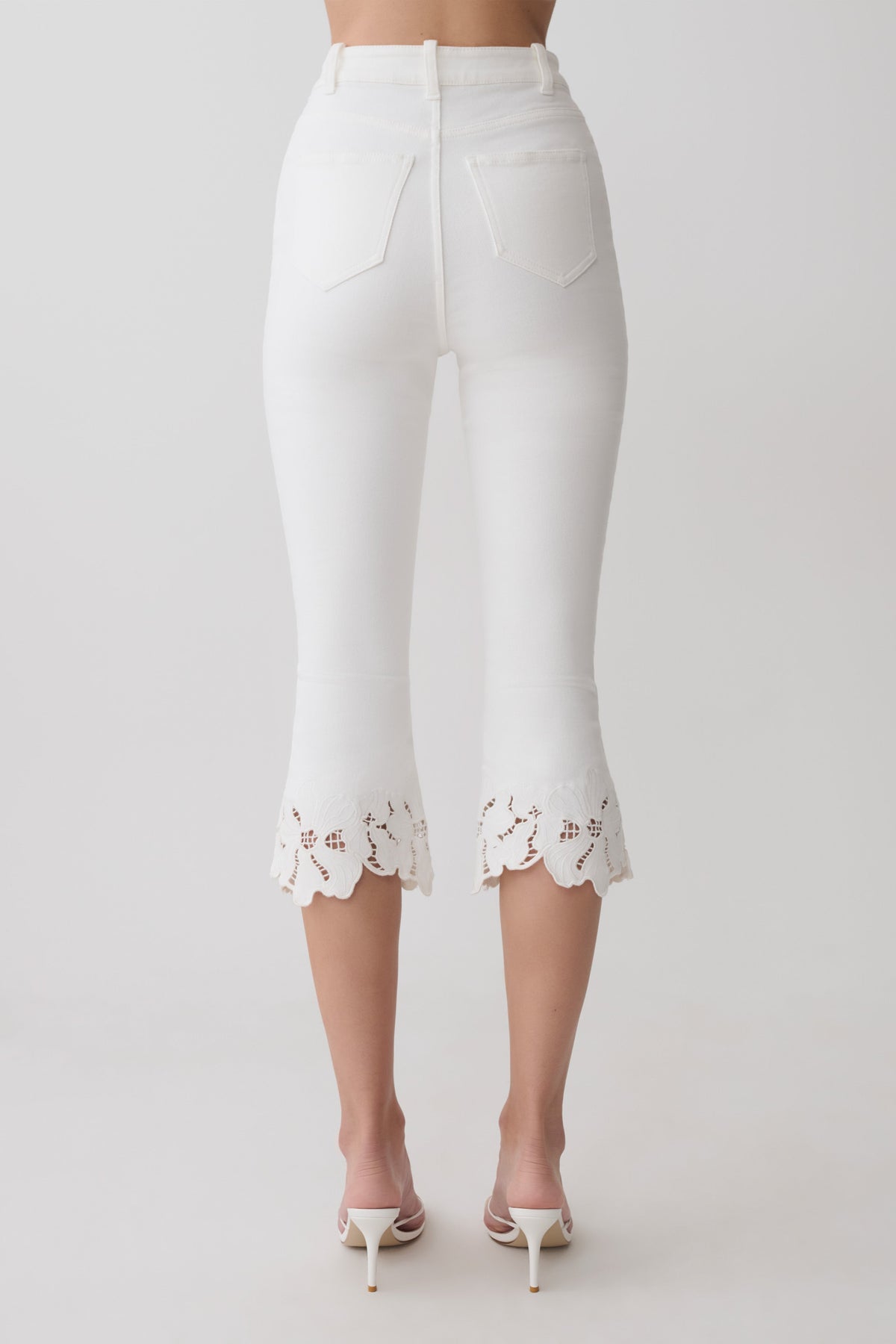 Spijkerdriekwartsbroek met bloemenborduursel - wit
