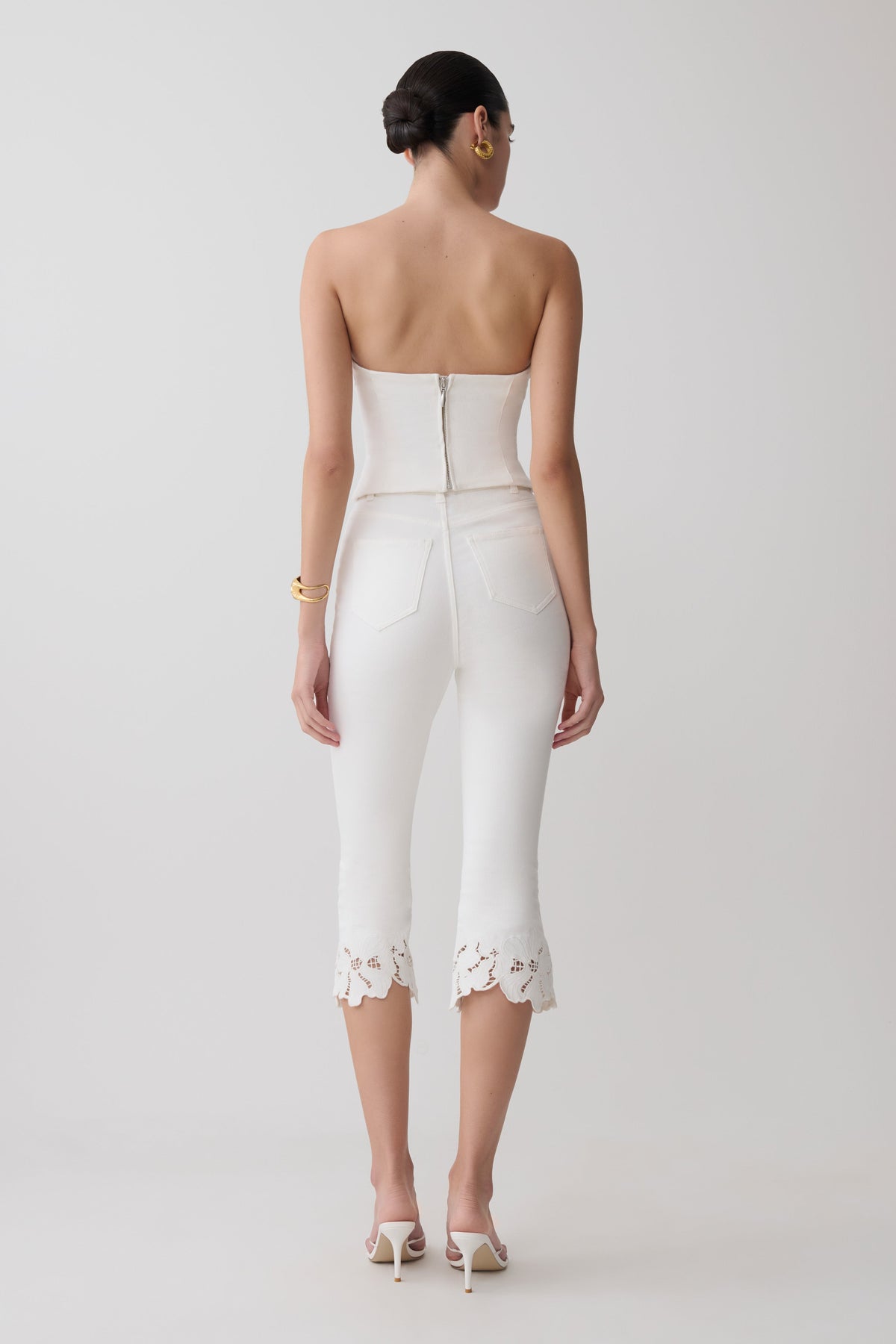Spijkerdriekwartsbroek met bloemenborduursel - wit