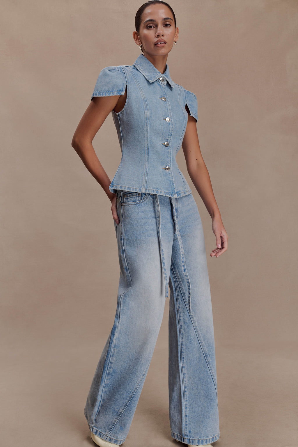 Spijkerjeans met rechte pijpen, normale taille en strikceintuur - gewassen lichtblauw