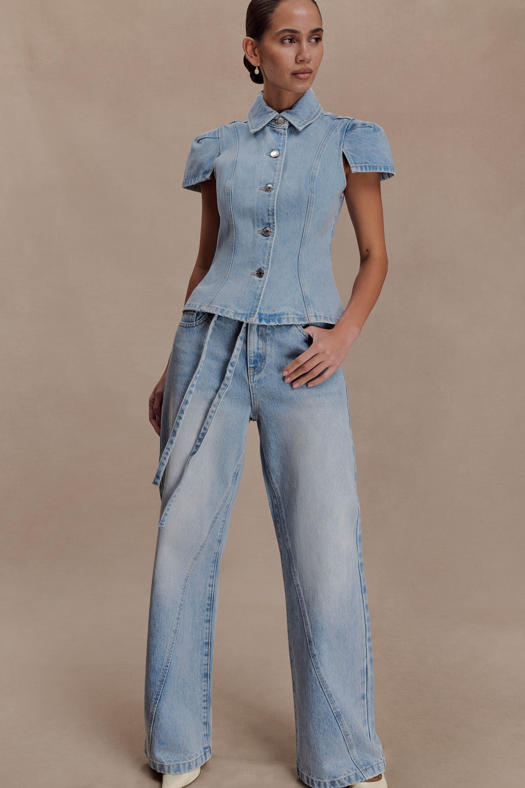 Spijkerjeans met rechte pijpen, normale taille en strikceintuur - gewassen lichtblauw