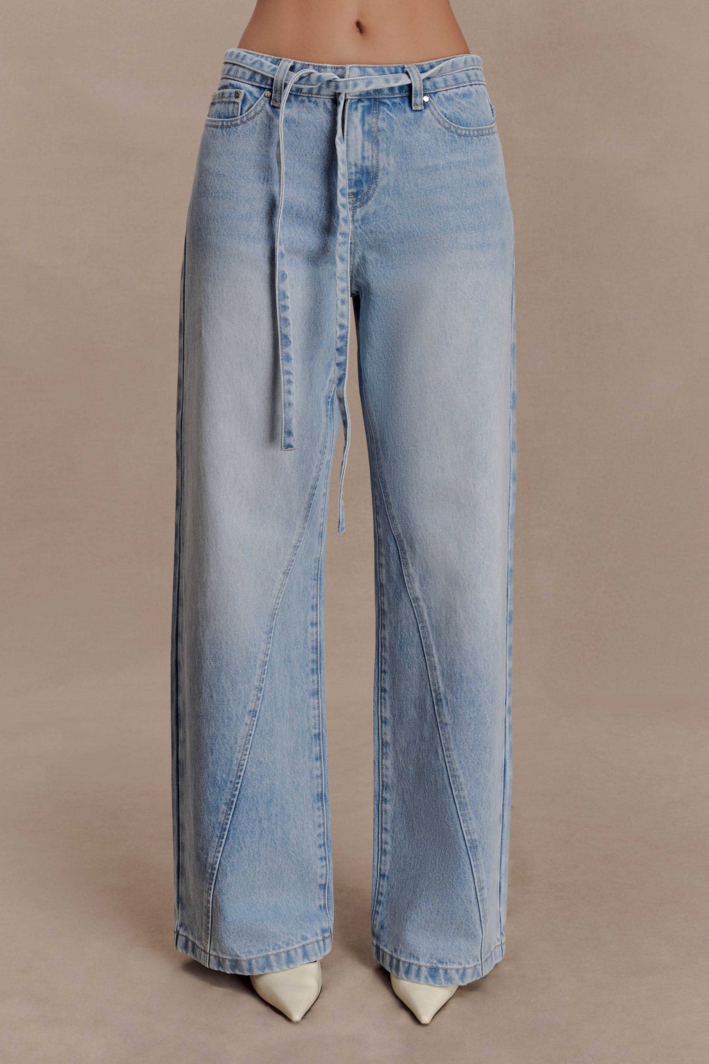 Spijkerjeans met rechte pijpen, normale taille en strikceintuur - gewassen lichtblauw