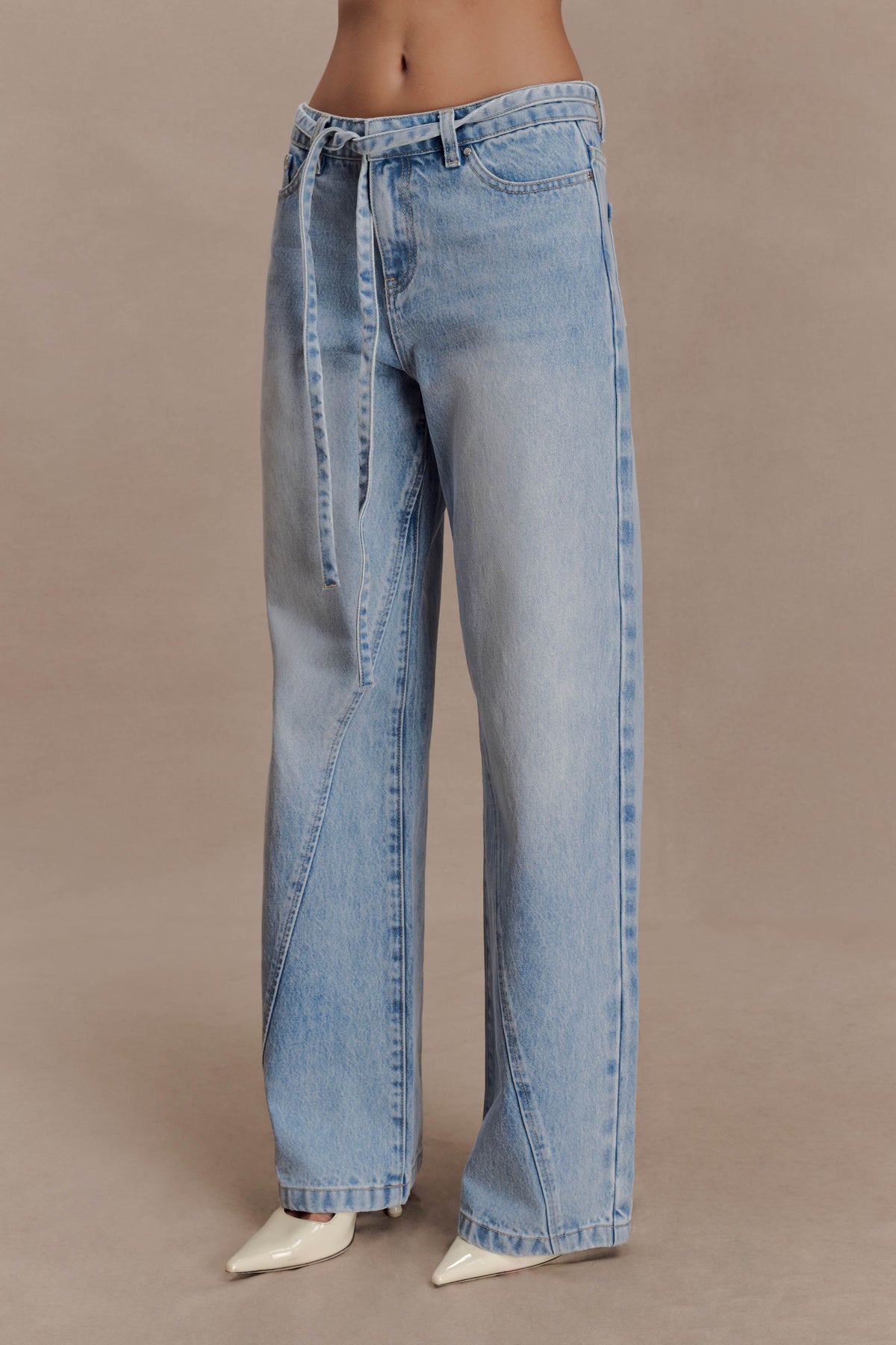 Spijkerjeans met rechte pijpen, normale taille en strikceintuur - gewassen lichtblauw