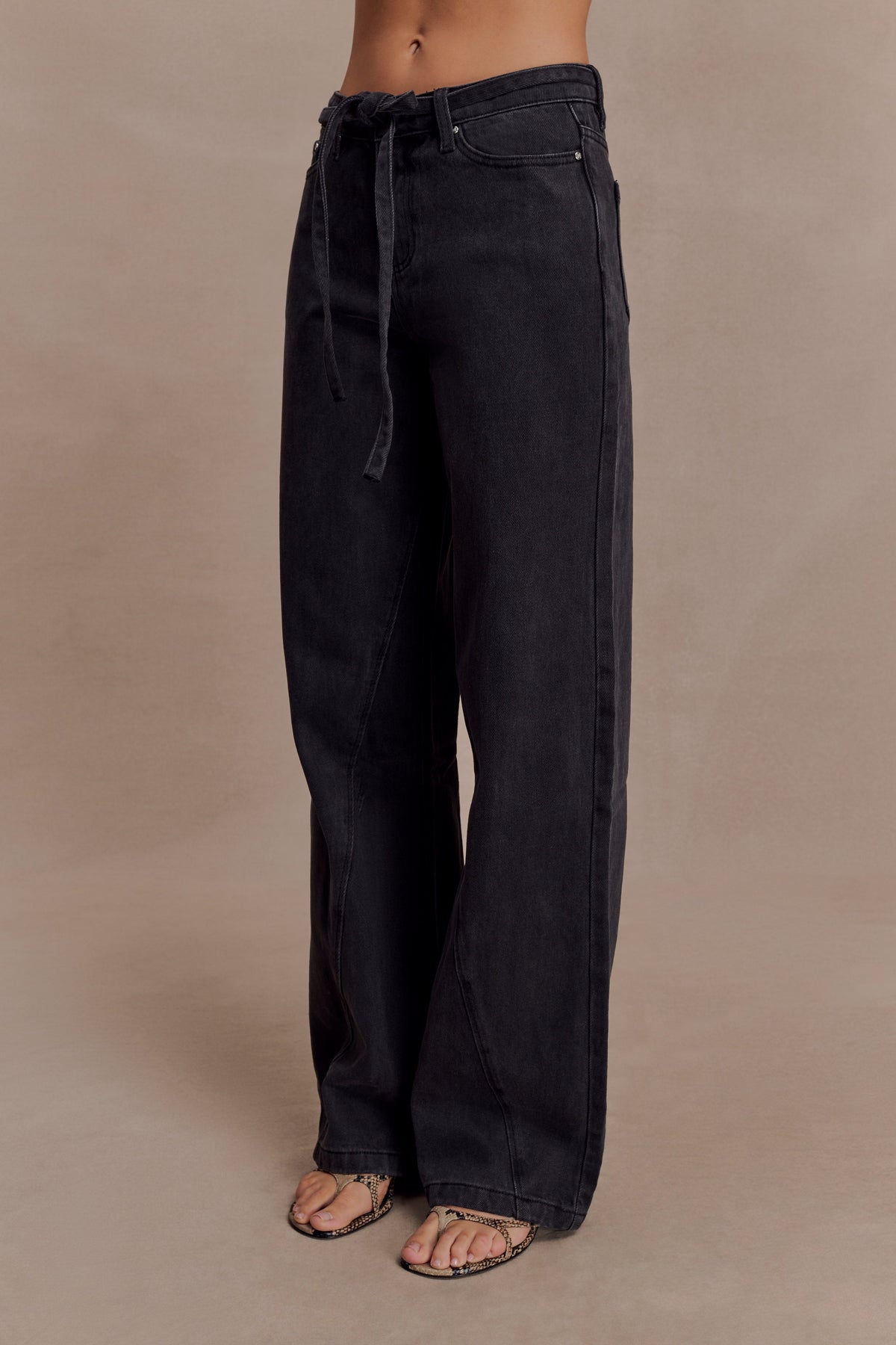 Jeans met mid waist, rechte pijpen en strikdetail - Gewassen zwart