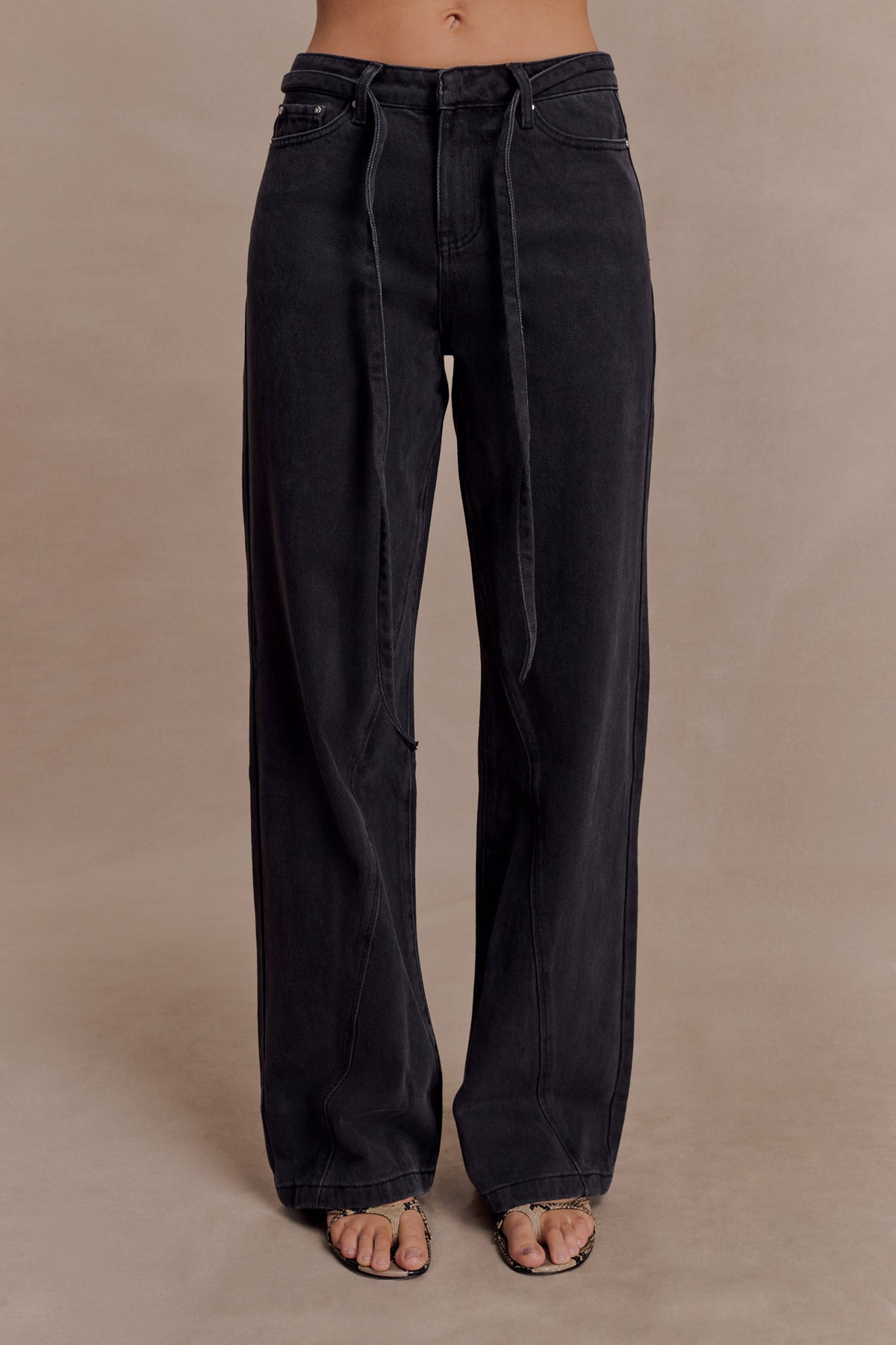 Jeans met mid waist, rechte pijpen en strikdetail - Gewassen zwart