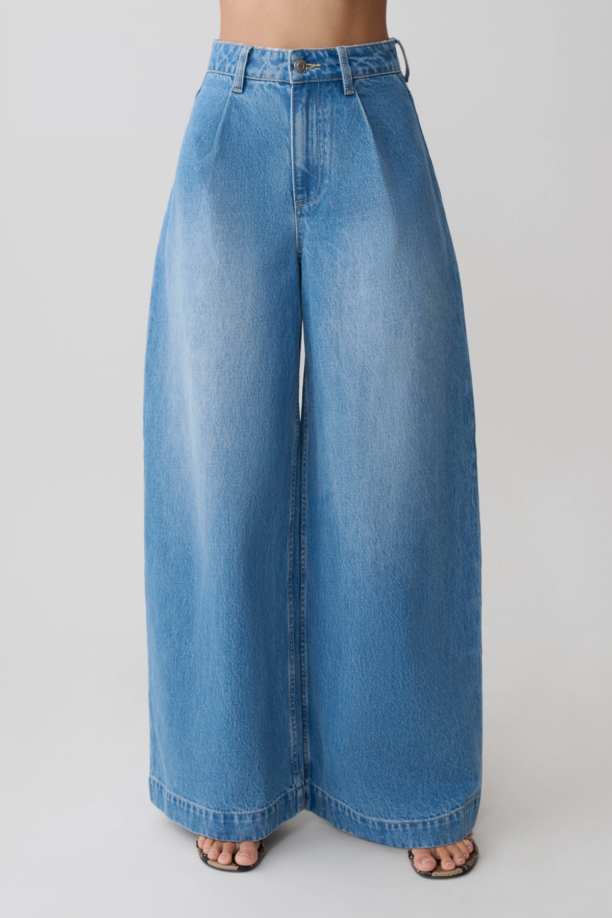Oversized spijkerbroek met plooi aan de voorkant - zomerblauw